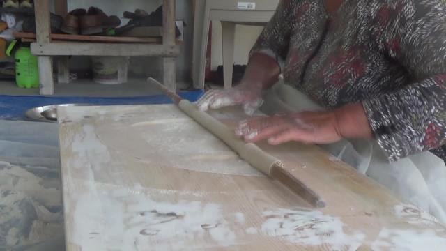 Ekmeğin Fiyatı Artınca Vatandaşlar Köylü Kadınlara Ücreti Karşılığında Yufka Yaptırmaya Başladı: Ekmek Fiyatları Arttıkça Müşterimiz Artıyor