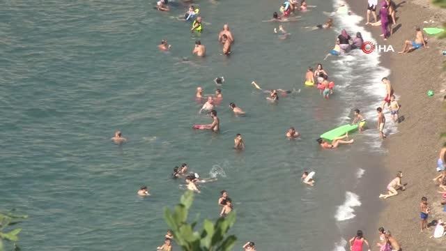 Hava sıcaklığı 30 dereceye yaklaştı, vatandaşlar plaja akın etti