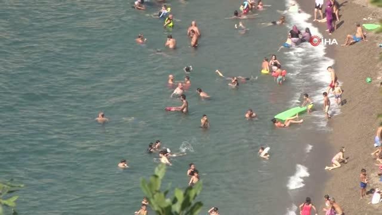 Hava sıcaklığı 30 dereceye yaklaştı, vatandaşlar plaja akın etti