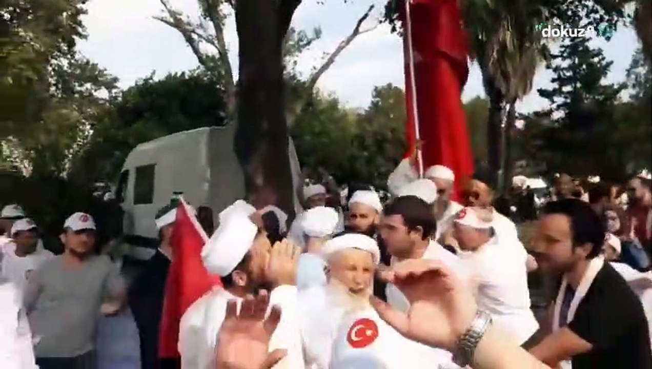 LGBTİ karşıtı yürüyüşte sarıklı ve cübbeli kişiler olay çıkardı: "Biz buraya gitar dinlemeye mi geldik?"