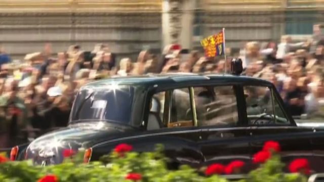Re Carlo III arriva a Buckingham Palace in auto, folla in delirio