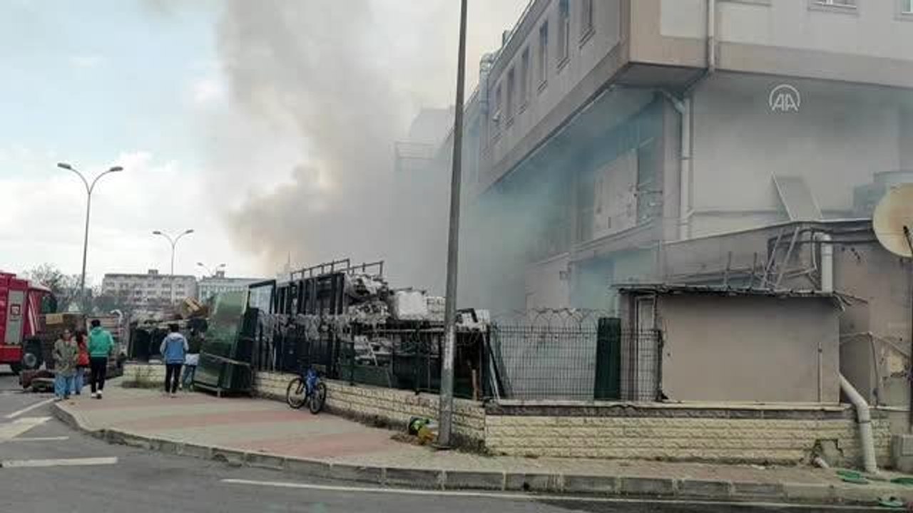 Beylikdüzü'nde depoda çıkan yangına müdahale ediliyor