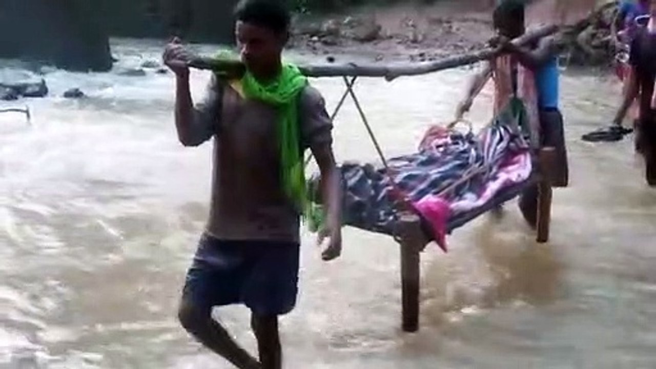 ये है बस्तर का विकास- दंतेवाड़ा जिले के नीलावाया से सामने आई बेबसी की यह तस्वीर