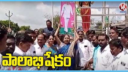 TRS MLA Rekha Naik Performs Palabhishekam To CM KCR  Potrait Over Tribal Reservations _Adilabad  V6