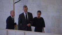 El rey Felipe VI y la reina Leticia visitan la capilla ardiente de la Reina Isabel