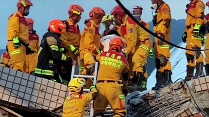 زلزال تايوان: فرق الطوارئ تنقذ طفلة ووالدتها من تحت الأنقاض