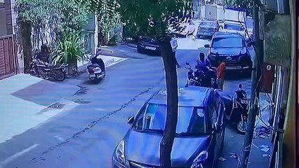 कैसे रिवर्स दौड़ाई कार, लोग और वाहन आए चपेट में : देखें वीडियो