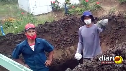 VÍDEO: Coveiro é afastado do cargo após cobrar R$ 300,00 para enterrar idosa, em cidade da Paraíba