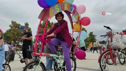 Süslü kadınlar iklim krizine 'dur' demek için pedal çevirdi