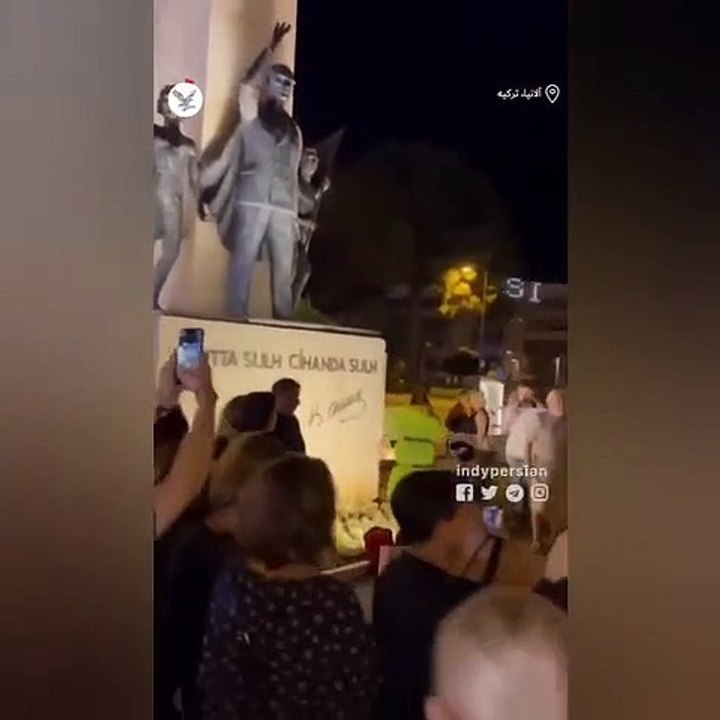 Atatürk heykeli önünde toplanan İranlılar ahlak polislerini protesto etti