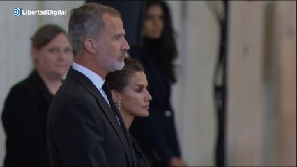 Los reyes de España Felipe VI y Letizia visitan la capilla ardiente de Isabel II