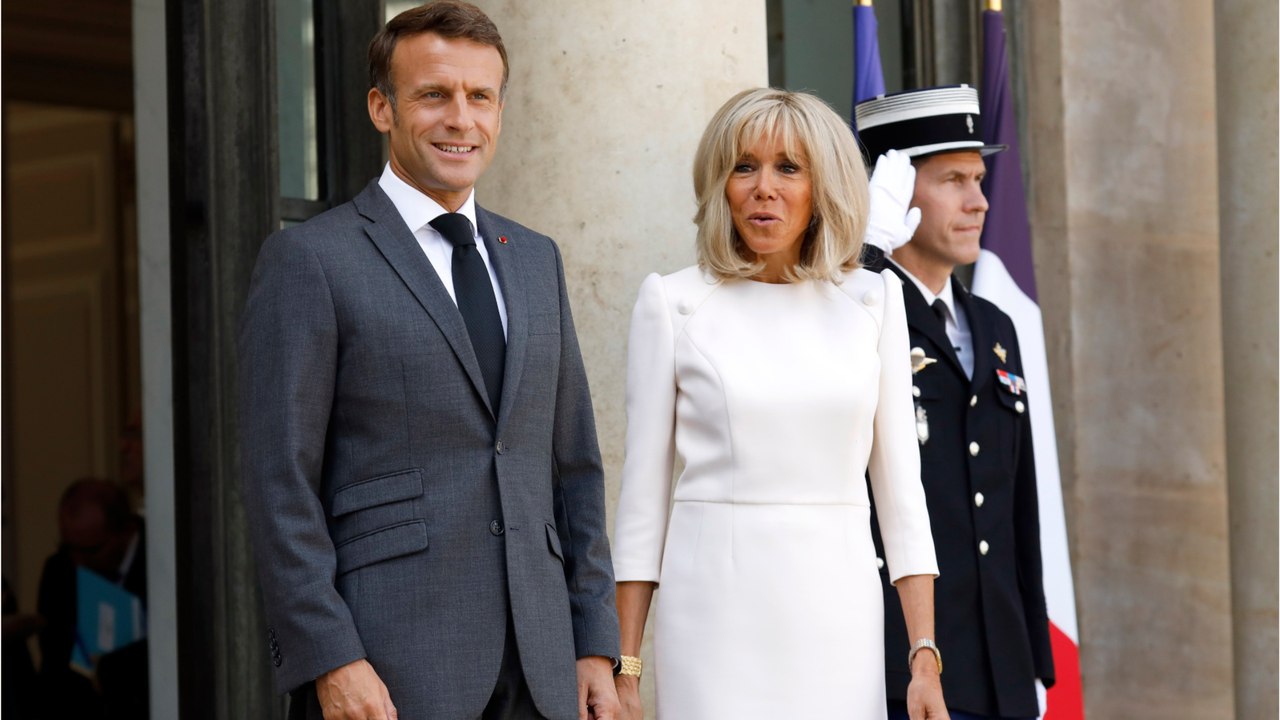 VOICI - Mort d’Elizabeth II : Brigitte et Emmanuel Macron incognito à Londres pour lui rendre hommage
