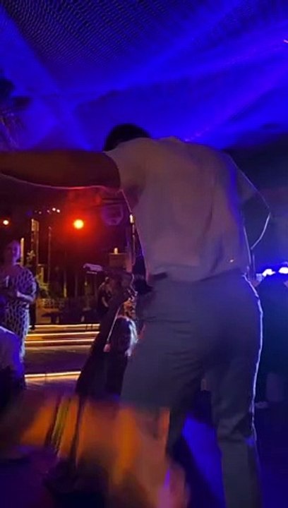 Σάκης Τανιμανίδης: Χορεψε ζεϊμπέκικο και το αφιέρωσε στις κορες του (video)