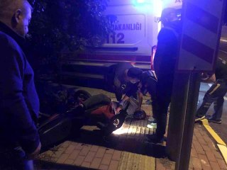 Kaldırıma çarpan motosiklet sürücüsü ağır yaralandı