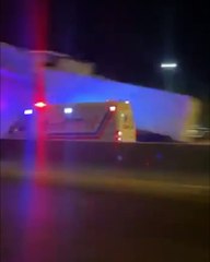 سقوط جسر على طريق المطار واصطدام سيارة إسعاف به