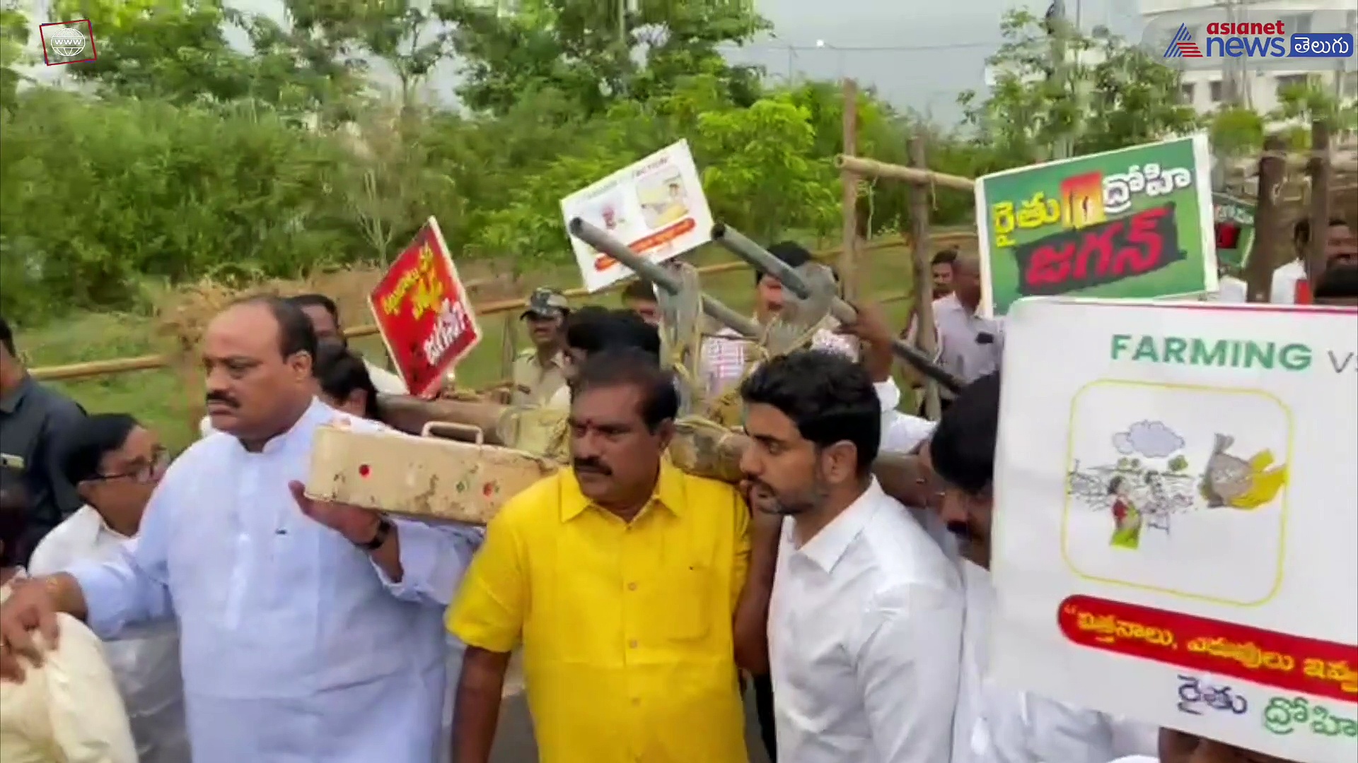 ఎడ్లబండిని భుజాన మోస్తూ... కాడెద్దులా మారి అసెంబ్లీ వైపు దూసుకెళ్లిన నారా లోకేష్