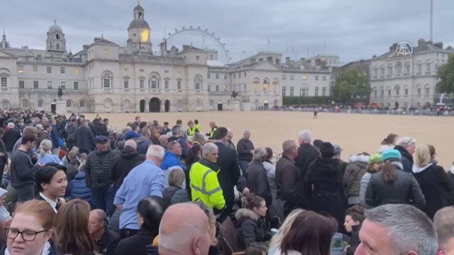 Kraliçe 2. Elizabeth'in cenaze töreni için halk törenin yapılacağı alana akın etti