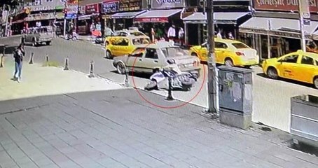 Son dakika haberi | Otomobille çarpışan motosikletli yaralandı, sürücü kaçtı: O anlar kamerada