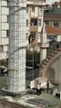 Son dakika haberleri | İstanbul'da ilginç minare yenilemesi kamerada: İpe tutunup iskeleden atladılar