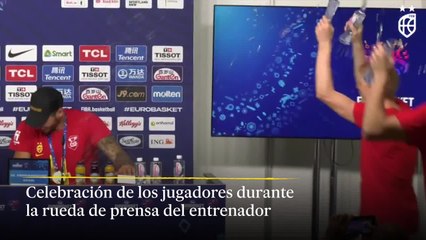 Jugadores celebran victoria durante la rueda de prensa del entrenador