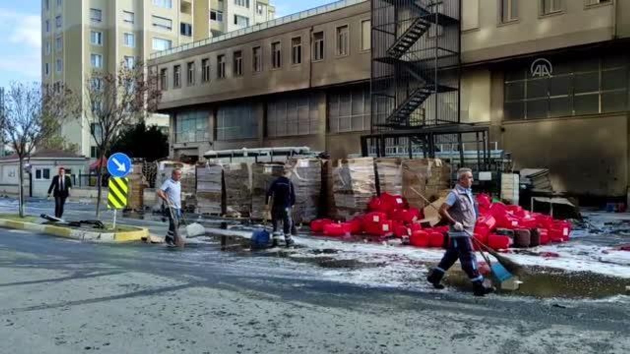 Beylikdüzü'ndeki iş yerinde çıkan yangının soğutma çalışmaları tamamlandı