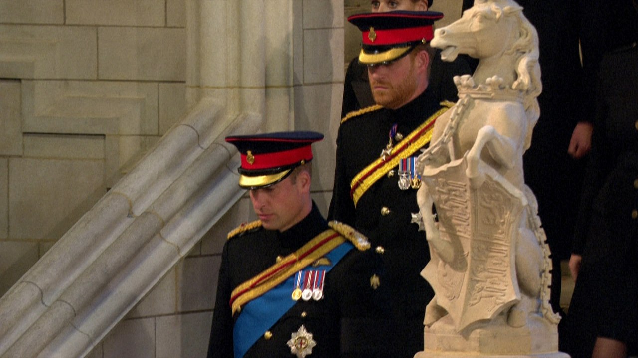 Londres: William et Harry réunis autour du cercueil d'Elizabeth II