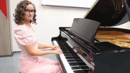 Müzikle hayata bağlanan genç kız kanseri yenerek Türkiye birincisi oldu