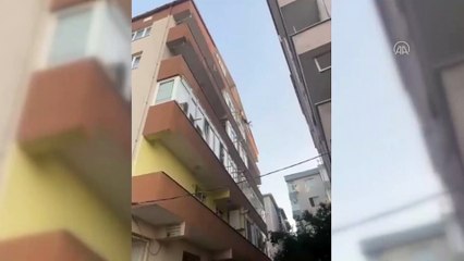 Polisleri görünce binadan atlamaya çalıştı