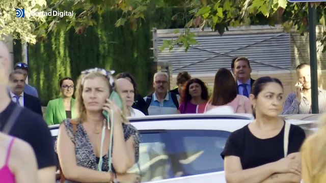 Compañeros de Compromís reciben con aplausos a una Oltra que llega al juzgado tranquila y serena