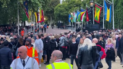 Kraliçe Elizabeth son yolculuğuna uğurlanıyor: Davetliler Kilise'de yerlerini alıyor