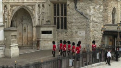 Funerali regina, guardie aprono i cancelli di Westminster Abbey