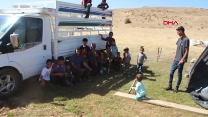 KARLIOVA'DA HAVALARIN SOĞUMASIYLA İLÇEYE İNEN GÖÇERLER SÜRÜLERİNİ BEKLEMEYE BAŞLADI