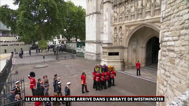 Le cercueil de la reine Elizabeth II entre dans l'abbaye de Westminster