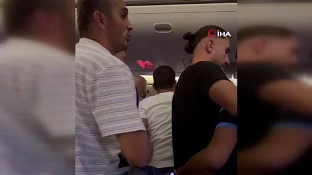 Gaziantep FK'nın bulunduğu Trabzon-İstanbul uçağında ortalık karıştı