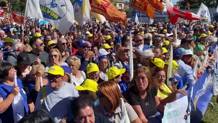 Pontida, anticomuniste cubane scambiate per contestatrici: i militanti strappano loro lo striscione