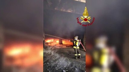 Incendio in una palazzina del Viterbese, evacuato l'intero edificio.