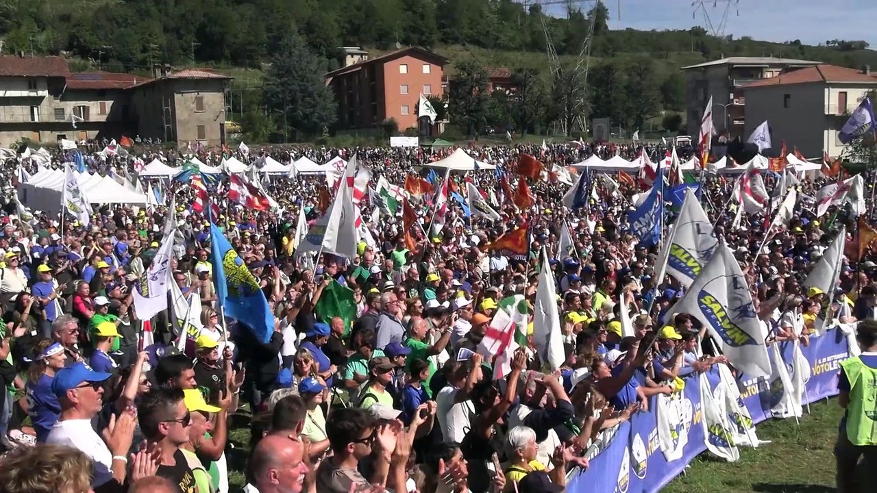 Ritorno a Pontida: tra slogan e folklore si rivede il popolo della Lega