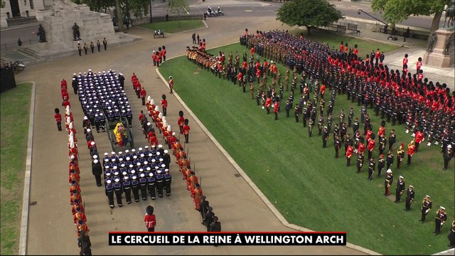 Le cercueil de la reine Elizabeth II est arrivé à l'Arc de Wellington