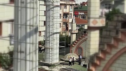 Bir Grup İşçi Caminin Minaresini Yenilemek İçin İlginç Bir Yöntem Kullandı!