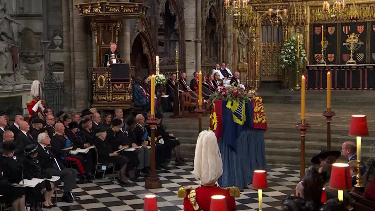 Felipe VI y Letizia junto a los reyes eméritos en el funeral de Isabel II