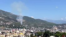 Son dakika haberi... Alanya'da yerleşim yerlerine yakın ormanlık alanda çıkan yangına müdahale ediliyor (1)