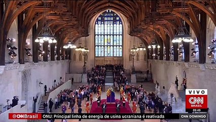 Bolsonaro visita caixão da rainha ao lado de Michelle e Silas Malafaia