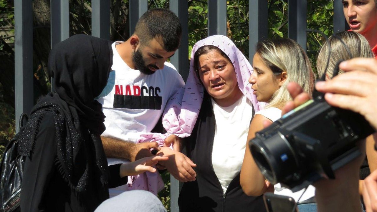 Kaza yapan oğlunun kurtarılmasını gözyaşları içinde izledi