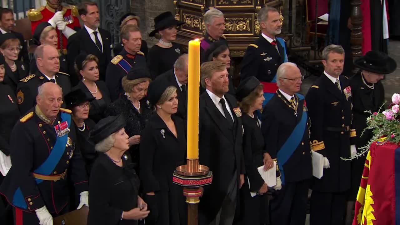 Felipe VI y Letizia se sientan junto a los reyes eméritos en el funeral de Isabel II
