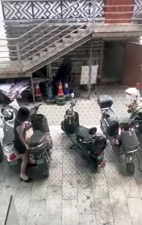 Une femme se complique la vie pour sortir son scooter