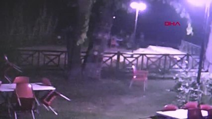 BELEDİYENİN YAŞLI EVİNE GİRİP, MASA VE SANDALYELERİ DENİZE ATTILAR