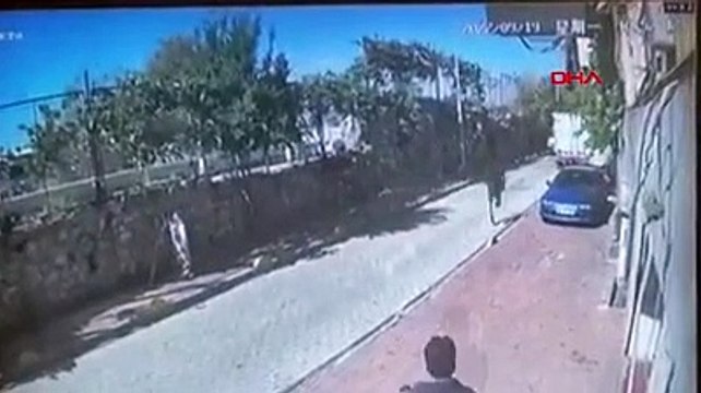 Fatih'teki polise saldıran 2 şüphelinin kaçış anı kamerada