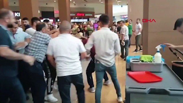 Şanlıurfa'da yumruk yumruğa kavga! AVM'yi birbirine kattılar