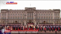 Funérailles d'Elizabeth II: le cercueil passe devant Buckingham Palace