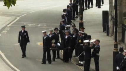 Funerali regina, un poliziotto sviene durante il corteo